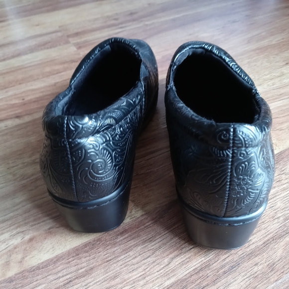 Bare traps Women's Brinkley Black Memory Foam Clog - Picture 2 of 8